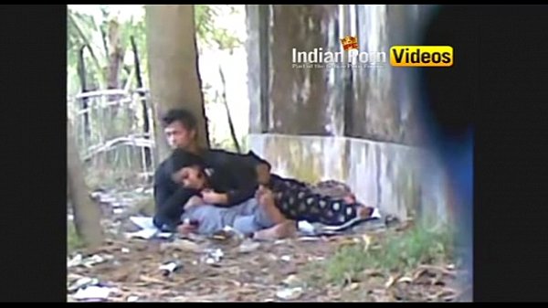 Perekam Adegan Syur Oral Di Alam Terbuka Cewek Desi Sama Pacarnya – Video Porno India