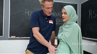 Gadis Arab Berjilbab Digilir Beramai-ramai Sama Teman-teman Kantornya