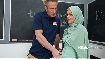 Gadis Arab Berjilbab Digilir Beramai-ramai Sama Teman-teman Kantornya