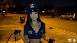 Yngr – Cewek Asia Belia Vina Sky Digarap Brutal Pas Malam Halloween, Tubuhnya Digoyang Sampai Basah Kuyup