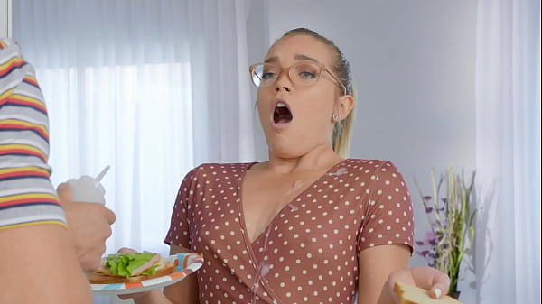 Dia Suka Kontolnya Disodok Di Dapur Sampai Ngeces, Adegan Panas Brazzers Dari Zzfull.com/hc