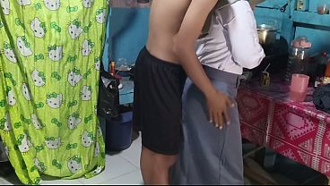 Ngentot Adik Ipar Yang Masih Sekolah Di Dapur, Kontol Nyepong Memek Sempit Sampai Crot