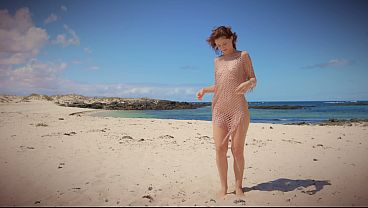 Cewek Imut Bertubuh Seksi Pakai Jaring Nelayan Emas Di Pantai Umum, Buka-bukaan Pakaian Sambil Nungging
