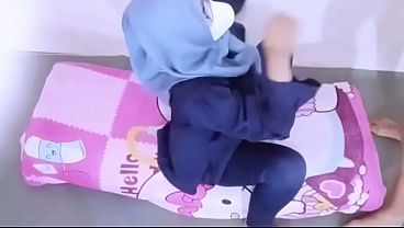 Wanita Berjilbab Nungging Siap Digarap