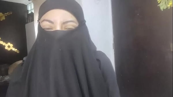 Istri Arab Horny Muncrat Di Niqab Saat Suami Sholat