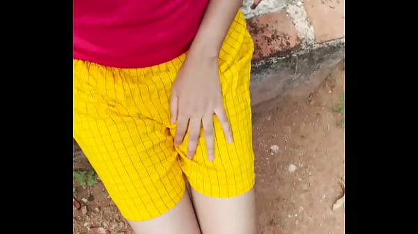 Anak Desa Ananya Panday Lagi Asik Main Di Luar Sendirian, Tubuh Seksi Bugilnya Memamerkan Liang Basah Yang Menggoda