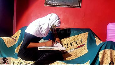 Madam Hijab Seksi Makin Horny Saat Cek Buku… Sampai Crot Lihat Adik Ipar!!