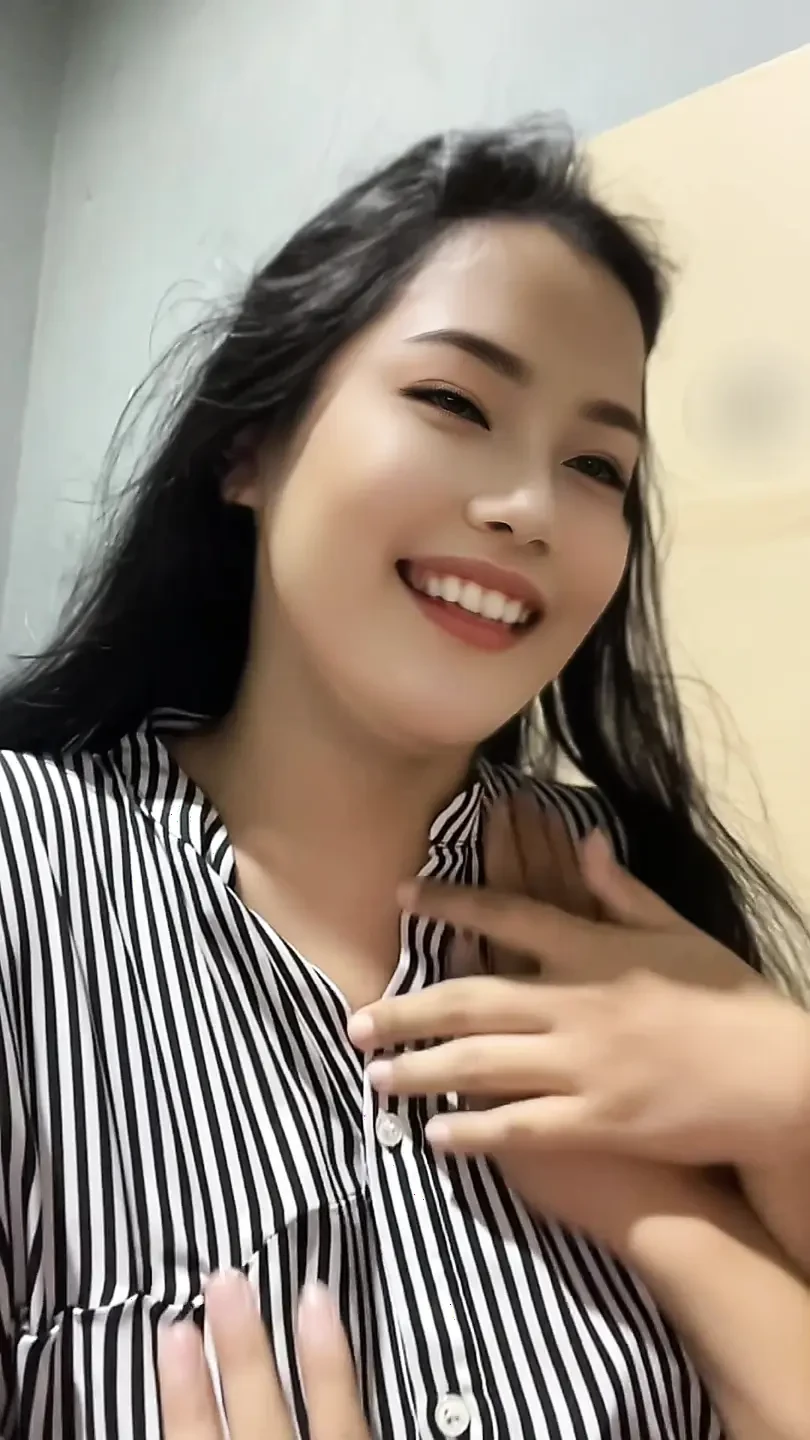 Young Woman's Handjob Is So Good It Makes Me Squirt